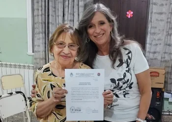 Volvió a hacer la primaria a los 84 años y ya se anotó para la secundaria: Rita, una alumna ejemplar