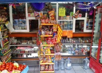 Fue al almacen y le dijeron que no podía entrar por cómo estaba vestida: “Bienvenidos al 1800″