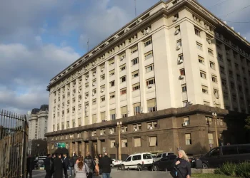 El Gobierno trata de despejar vencimientos con el primer canje de deuda del año