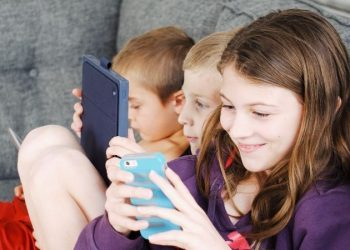 Darle o no el celular a los niños cuando están llorando, estas son las consecuencias