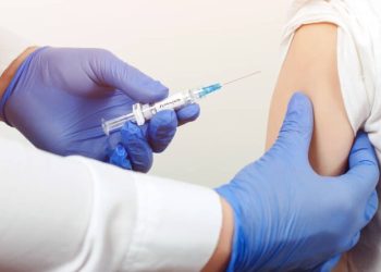 Covid: infectóloga aconseja  vacunar a los pequeños con dosis de refuerzo