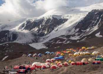 Vida o muerte en el Aconcagua: la travesía de los médicos y rescatistas que salvan andinistas