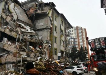 Al menos 3.613 muertos y más de 13 mil heridos tras el devastador terremoto en Turquía y Siria