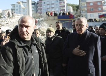 Criticado por la lenta ayuda oficial, Erdogan recorrió la zona de desastre­