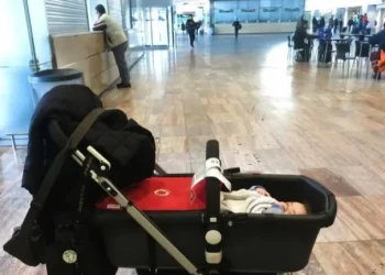 Abandonaron a su hijo de 2 años en un aeropuerto porque no quisieron pagarle su pasaje: “Jamás vimos algo así”