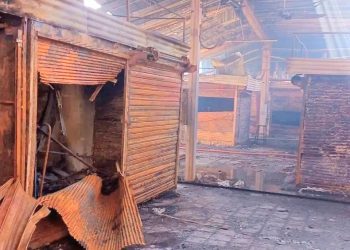 Un incendio destruyó decenas de locales  de una Feria Persa en Ciudad Mendoza