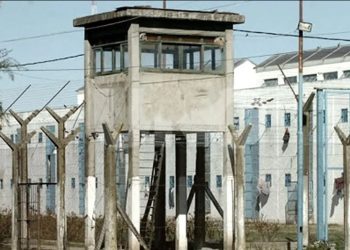 Escándalo en la provincia de Buenos Aires: Detuvieron a un guardicárcel por practicarle sexo oral a presos a cambio de informes de buena conducta