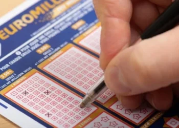 Un caso inédito en el mundo: Encontró un ticket ganador de la lotería, no dio con su dueño y cobró suculento premio