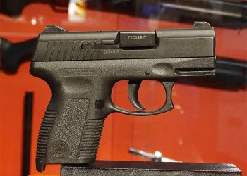 Insólito: un policía guardó su arma en el horno, se olvidó de sacarla y la “cocinó”