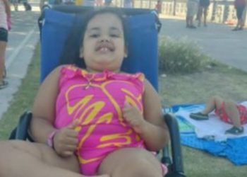 «Mamá, no llores»: Le robaron la silla de ruedas a una nena de 7 años con discapacidad