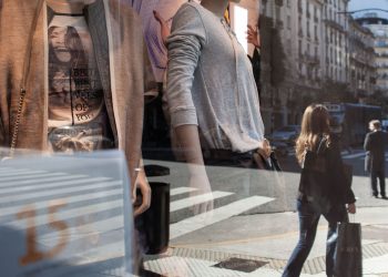 Renovar la ropa, cambiar el 0Km y comer afuera: “lujos” cada vez más lejos del bolsillo del consumidor