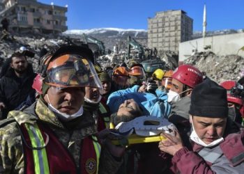 Rescatan a víctimas del sismo en Turquía y la ayuda llega a Siria