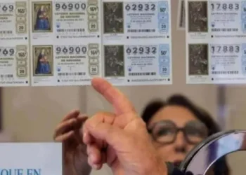Tarde, pero seguro: ganó un suculento premio en la lotería después de jugar todos los días durante 40 años