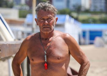 “Tito”, el guardavidas que lleva casi medio siglo en Mar del Plata y ya realizó más de 2 mil rescates