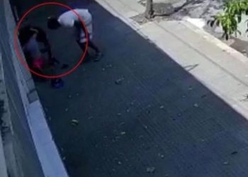 Un niño de 3 años defendió a su mamá de un robo y puso en fuga a los ladrones