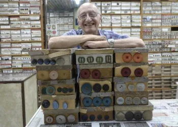 Vende botones desde hace casi 70 años y le hace frente al paso del tiempo para vivir de lo que ama: «Hay que aguantar los momentos malos, que los buenos siempre llegan»