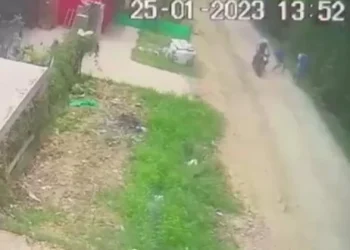 Video: le pusieron un cuchillo en la garganta para robarle, mató al ladrón y está preso