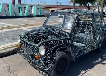 Compró un Fiat 600 por $30 mil, se encerró 12 días en su taller y creó una obra de arte para recorrer el país