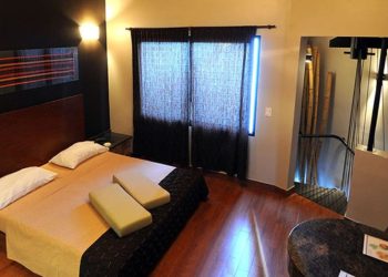 La Policía irrumpió en un hotel alojamiento por gritos: el conserje denunció  ruidos «fuera de lo común»