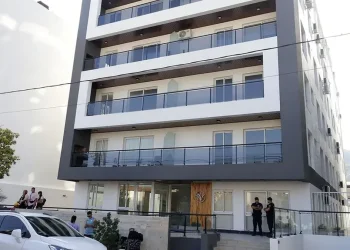 Conmoción en Villa Carlos Paz: Una beba de 2 años cayó de un quinto piso, permanece en estado crítico y culpan a la niñera