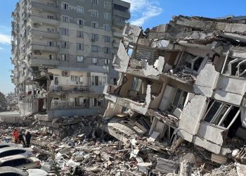 Turquía devastada: rescatan a niños de los escombros y el número de muertos superó los 23.700