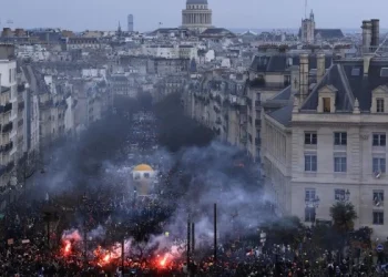 Francia paralizada por la huelga en rechazo a la reforma de las pensiones que impulsa Macron