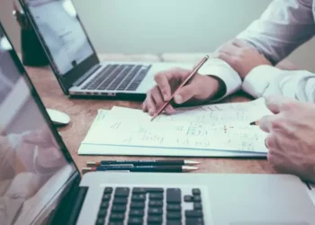 Menos de seis de cada cien trabajadores contratados durante 2022 son profesionales