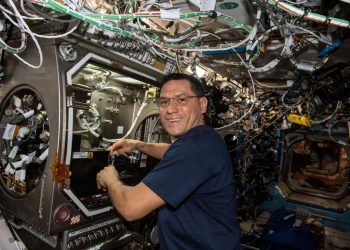 La emocionante historia de Frank Rubio, el astronauta latino de la NASA que está varado hace meses en una nave rusa