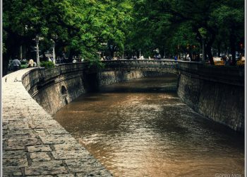 Un joven chileno se sentó en La Cañada de Córdoba, perdió el equilibrio y murió ahogado
