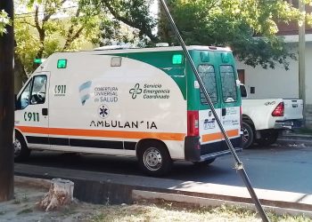 Ciclista lesionado tras chocar  contra la puerta de una camioneta