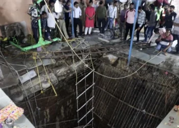 Al menos ocho muertos en colapso del piso de un templo en India