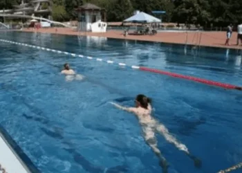 Una decisión que encendió la polémica: Alemania permitió que las mujeres naden con el torso desnudo en las piletas locales