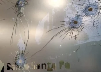 Balean un banco y amenazan a un exministro: «Dejá de hablar de los narcos de Rosario»