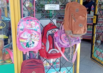 Gesto de amor: un cotillón entrega mochilas para chicos que no las pueden comprar