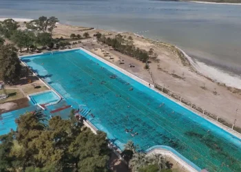La pileta más grande de la Argentina:  mide 150 metros de largo y 40 de ancho