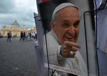 El Papa visitó a niños con cáncer y, tras recibir el alta, celebraría la misa del Domingo de Ramos