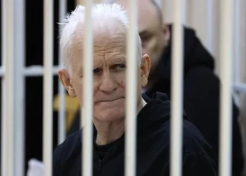 El régimen de Bielorrusia condena a 10 años de cárcel al Nobel de la Paz Ales Bialiatski
