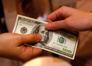 El sueño de muchos: cobrar en dólares y vivir en pesos