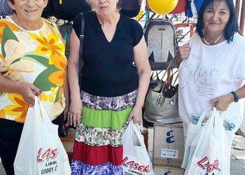 Egresados del Normal de la promoción 1972 compró útiles para niños de un merendero