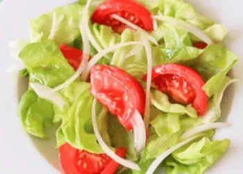 Fue a una fiesta de 15, avisó que era vegetariana y le prepararon la ensalada «más fea del mundo»