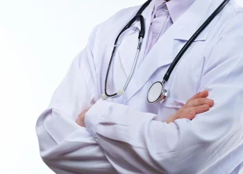 Fue al médico, entendió mal las indicaciones y vivió un incómodo momento en medio del estudio: “La remera”