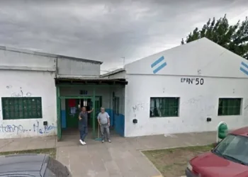 Golpeó al maestro de su hijo: no lo quería porque era hombre