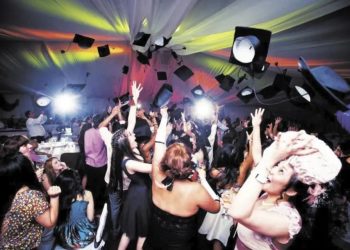Explican a padres de futuros egresados cuáles son  las exigencias que deben tener en cuenta al alquilar salones para la fiesta