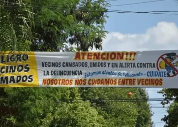 Hartos de la inseguridad, vecinos de Santa Fe colgaron pasacalles con amenazas: “El que avisa no traiciona”