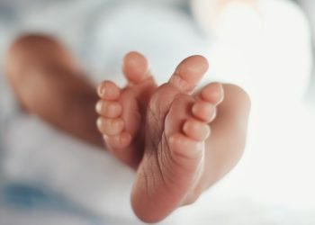 Córdoba: Iba caminando, escuchó un llanto y encontró una recién nacida abandonada