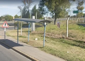 Otro caso de inseguridad en el país: Joven que esperaba el colectivo asesinó a navajazos a un presunto ladrón que lo habría amenazado con una pinza