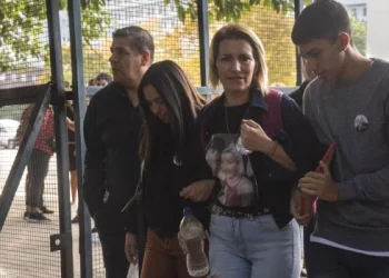 La madre de Lucas González dijo que su hijo «estaba custodiado como un delincuente» mientras estuvo internado
