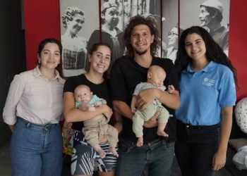 Los padres que no podían reconocer a sus gemelos ya saben cuál es cuál