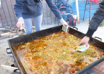 Jugadores de Club Deportivo Argentino venden arroz con pollo para reunir fondos para la entidad