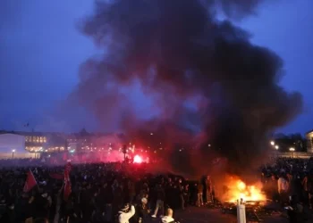 Más protestas y moción de censura, el escenario que aún enfrenta la reforma jubilatoria de Macron